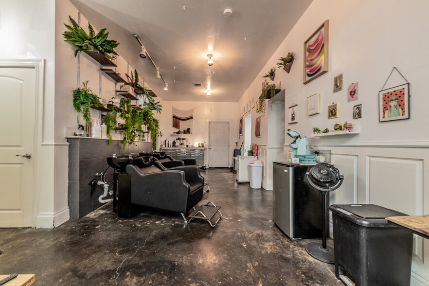 More Photos Of 250 W Olmos Dr, San Antonio Storefront Retail Office For Lease