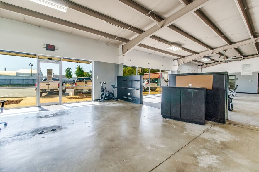 More Photos Of 2500 S Ferdon Blvd, Crestview Storefront For Lease