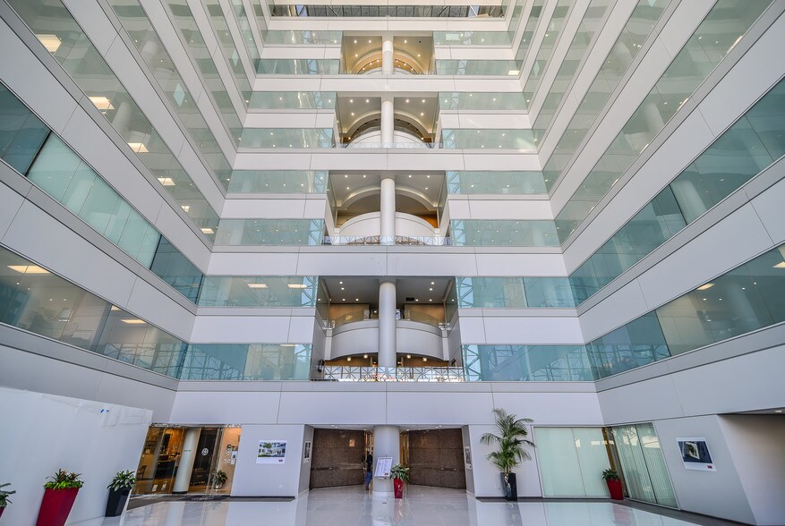 More Photos Of 2425 West Loop South, Houston Office For Lease