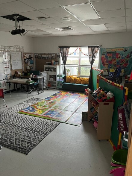Primary Photo Of 1455 Wakendaw Rd, Mount Pleasant Schools For Lease