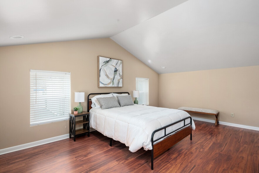 More Photos Of 640-642 W Main St, Lexington Office For Lease