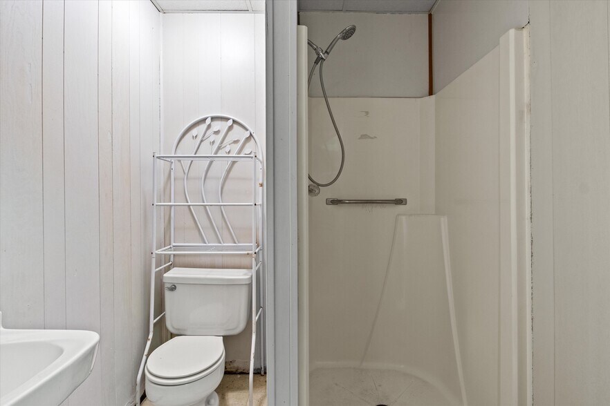 More Photos Of 304 W Jefferson St, Quincy Freestanding For Sale