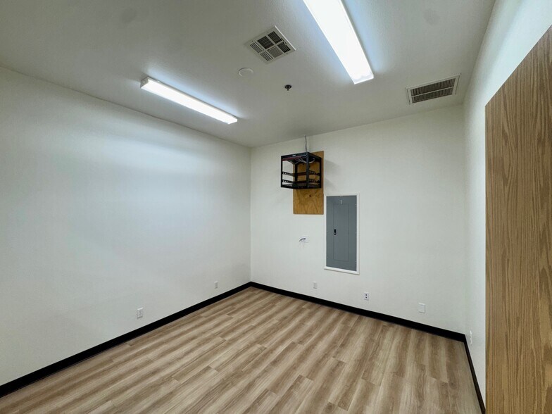 More Photos Of 1300 N Boulder Hwy, Henderson Auto Repair For Lease