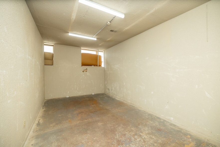 More Photos Of 1016-1020 N 10th St, Kansas City Light Distribution For Sale