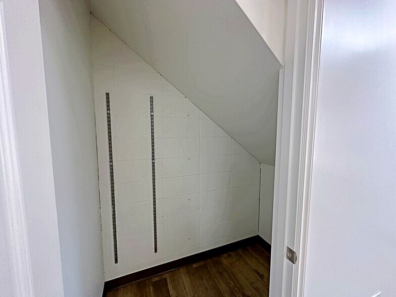 More Photos Of 8127 Fraser Av, Fort McMurray Service For Lease