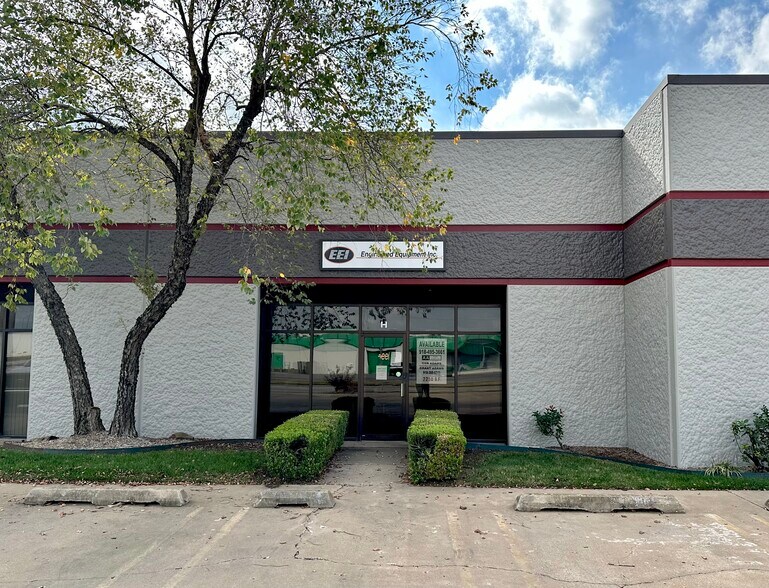 More Photos Of 10404 E 55th Pl, Tulsa Showroom For Lease