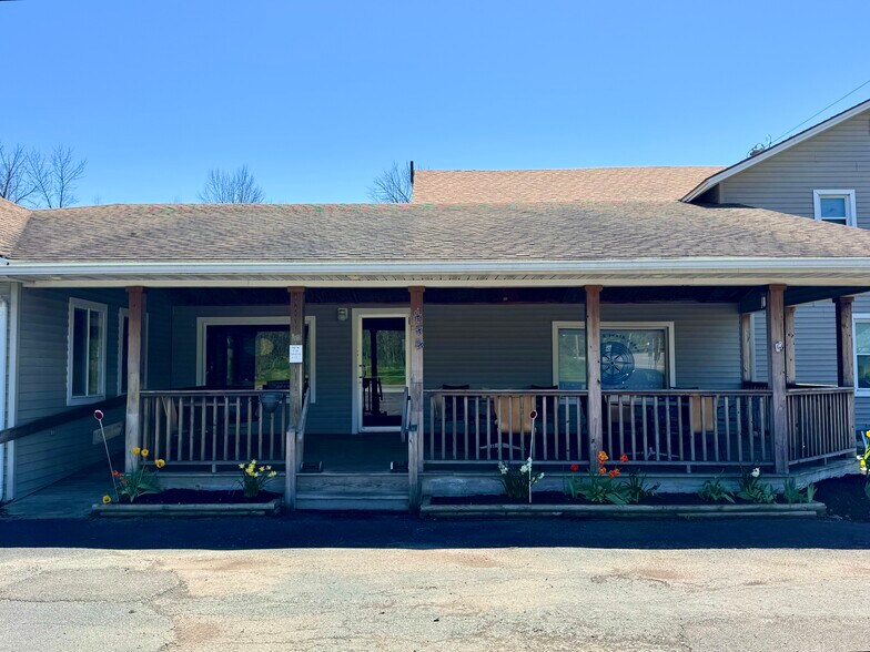 More Photos Of 444 North Ave, Hilton Restaurant For Sale