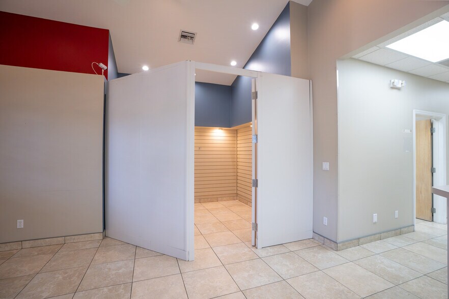More Photos Of 3628 N Lecanto Hwy, Beverly Hills Veterinarian Kennel For Sale