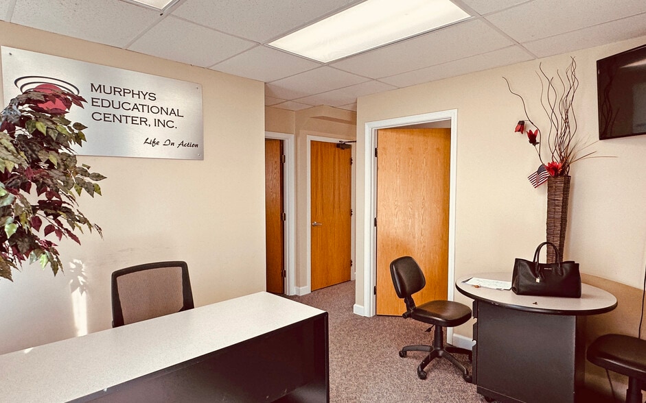 More Photos Of 33100 Grand River Ave, Farmington Office For Lease