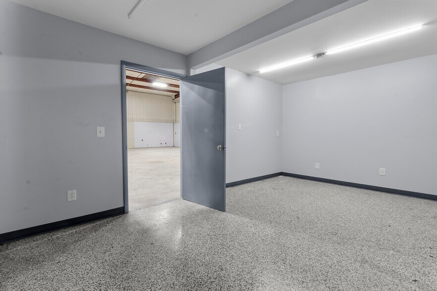 More Photos Of 1091 Kentucky Ave, Indianapolis Warehouse For Lease