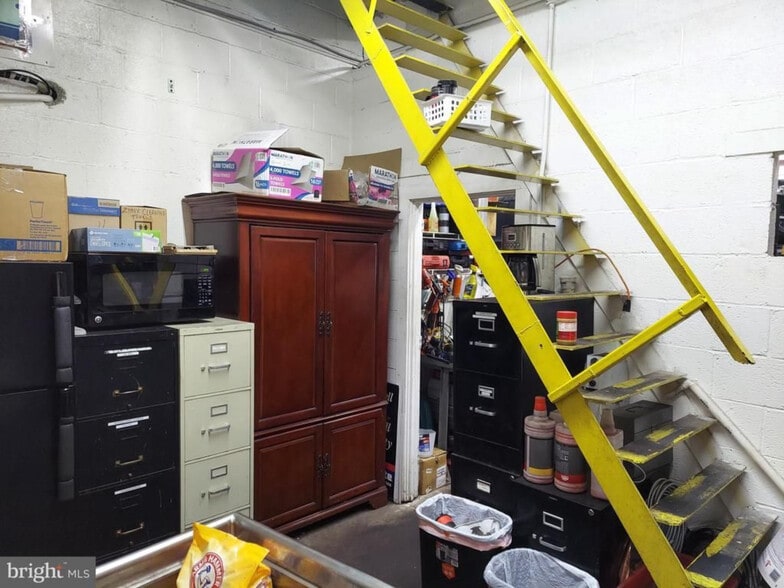 More Photos Of 120 E Market St, Hallam Auto Repair For Sale