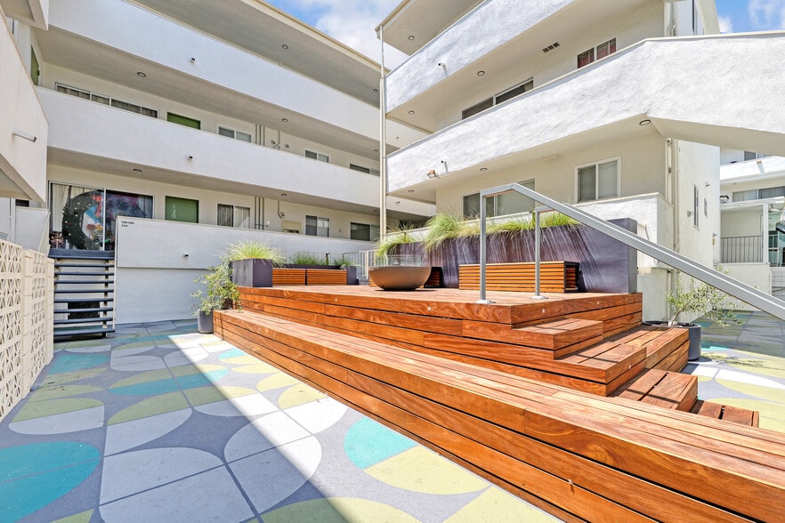 More Photos Of 6615 Franklin Ave, Los Angeles Apartments For Sale