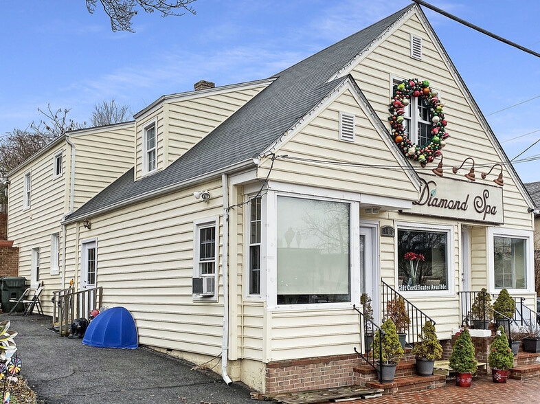 More Photos Of 108 Church St NE, Vienna Freestanding For Sale