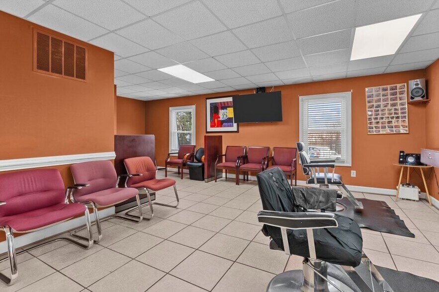 More Photos Of 1211-1221 Mall Dr, Richmond Office For Lease