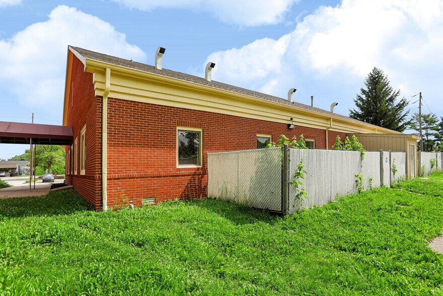 More Photos Of 6635 E 21st St, Indianapolis Office For Sale