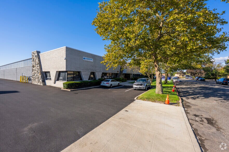 More Photos Of 220-224 Sherwood Ave, Farmingdale Warehouse For Lease