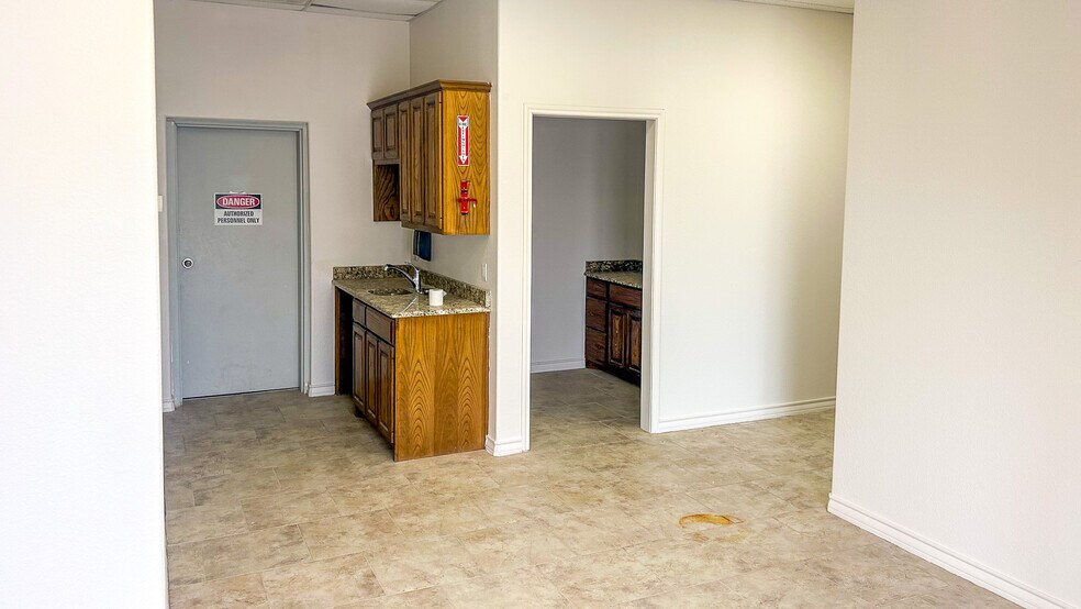 More Photos Of 3118 County 1107 rd, Midland Warehouse For Lease