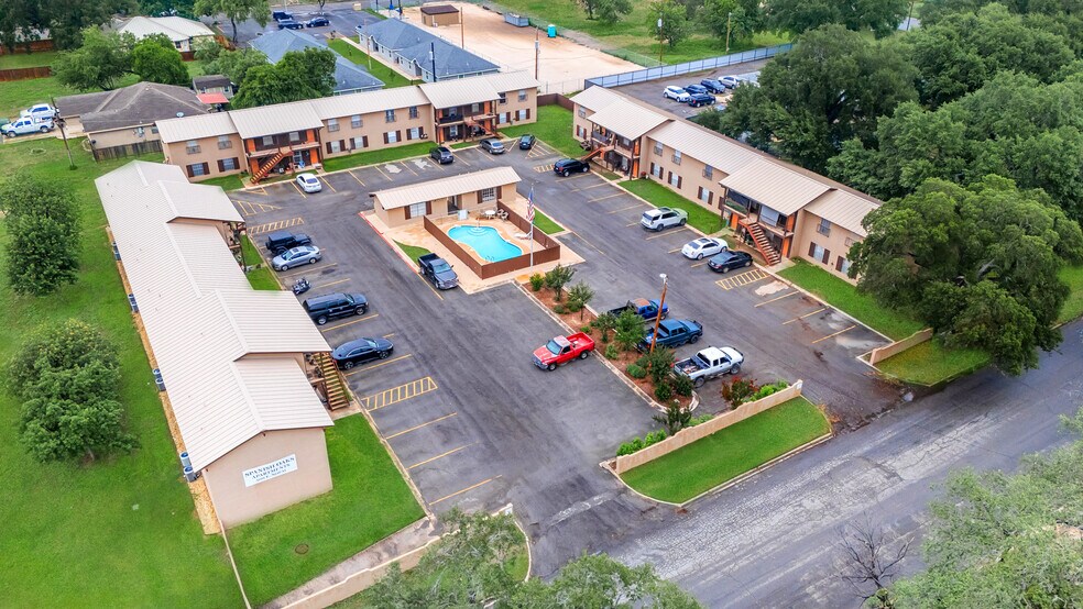 More Photos Of 500 E Nopal St, Uvalde Apartments For Sale