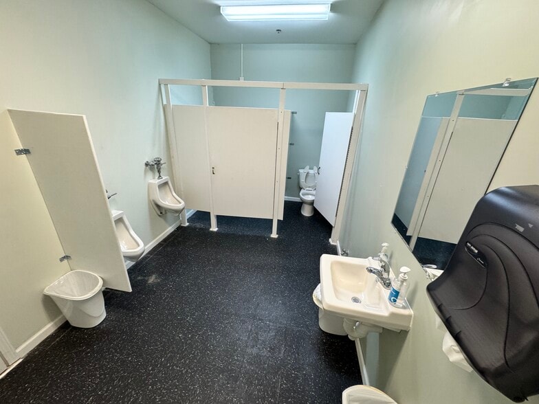 More Photos Of 6208 Crestwood Sta, Crestwood Medical For Lease