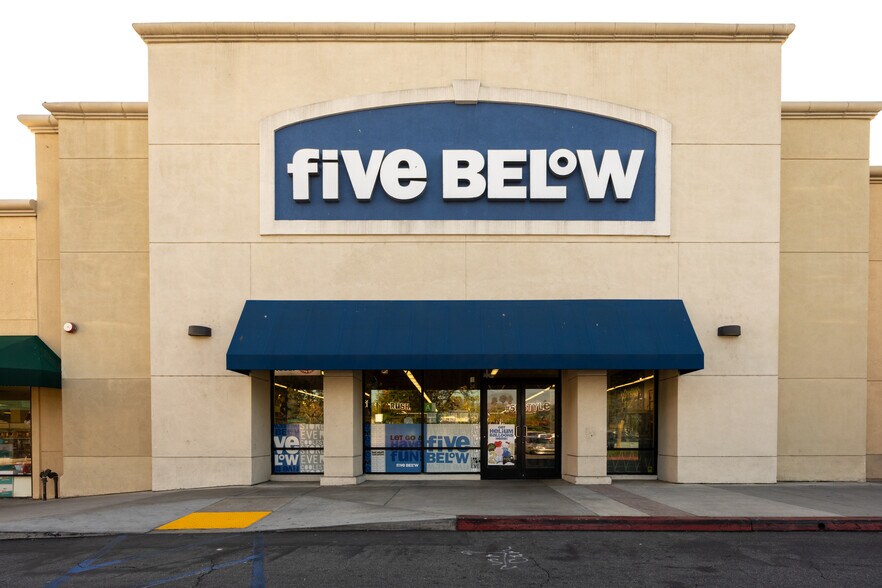 More Photos Of 13502 Whittier Blvd, Whittier Unknown For Lease