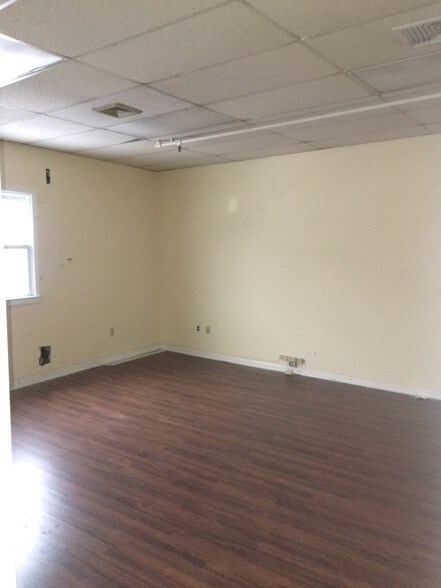 More Photos Of 2094 Boston Post Rd, Larchmont Storefront For Lease