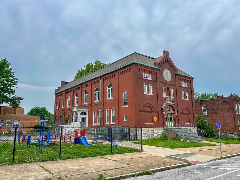 Primary Photo Of 3201 Itaska St, Saint Louis Specialty For Sale