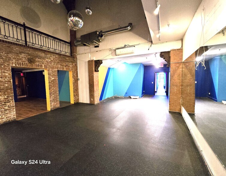 More Photos Of 411 W 39th St, New York Apartments For Lease