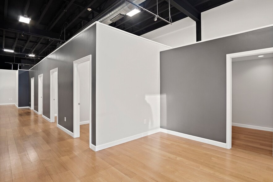 More Photos Of 47 Newbury St, Peabody Freestanding For Lease