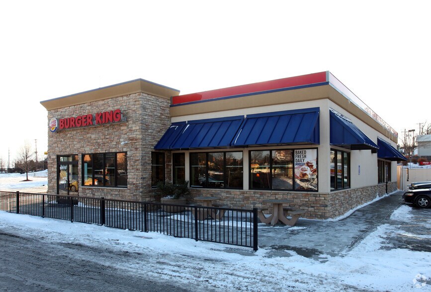 Primary Photo Of 4460 Dodge St, Omaha Fast Food For Lease