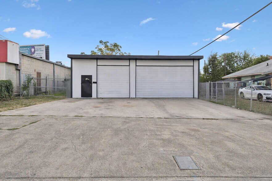 Primary Photo Of 446 E Highland Blvd, San Antonio Auto Repair For Sale