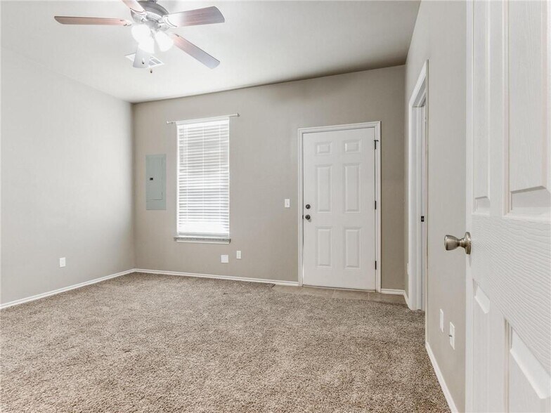 More Photos Of 810 Aspen Dr, Kingfisher Apartments For Sale