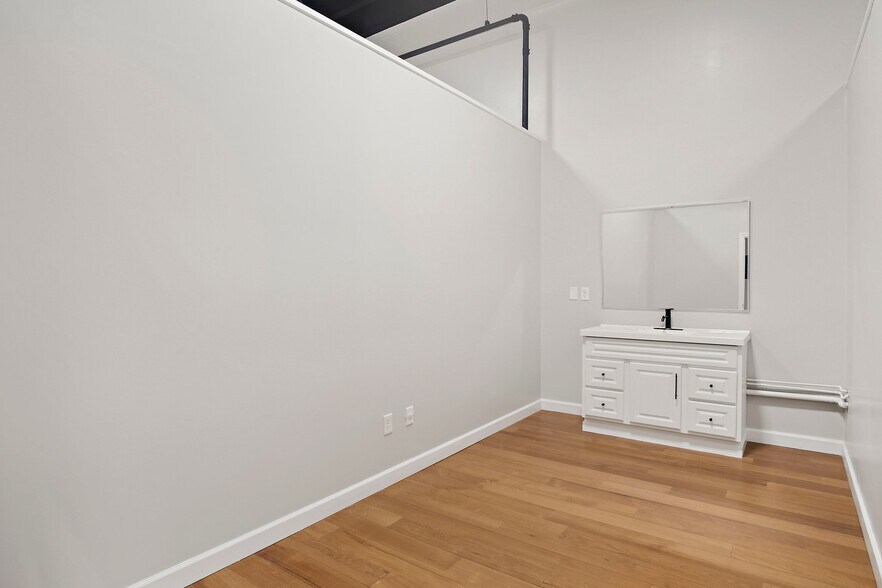 More Photos Of 47 Newbury St, Peabody Freestanding For Lease
