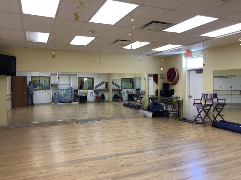 More Photos Of 608 E Veterans Pky, Yorkville Medical For Lease