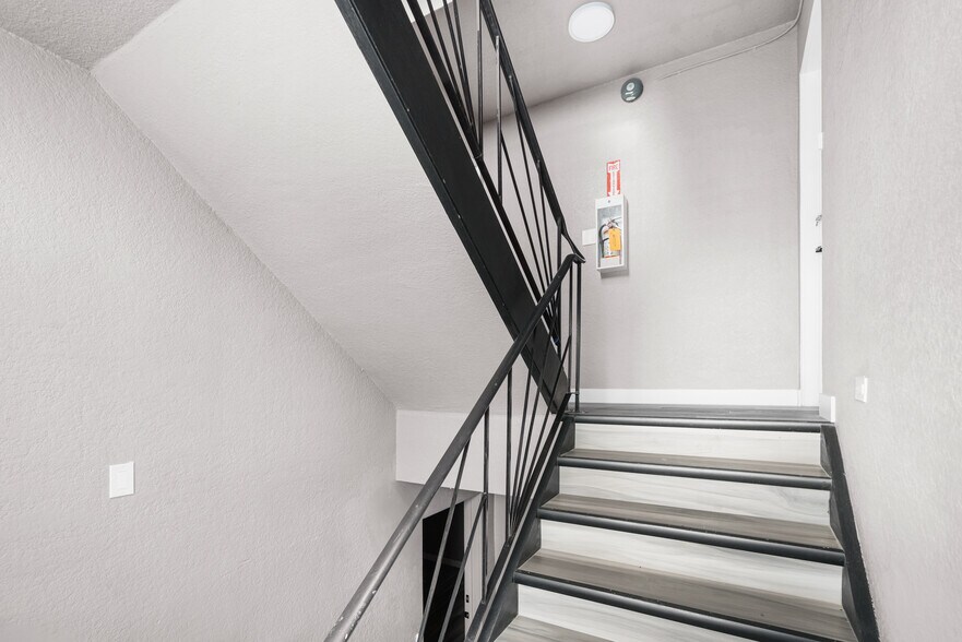 More Photos Of 1624 26 Av SW, Calgary Apartments For Sale