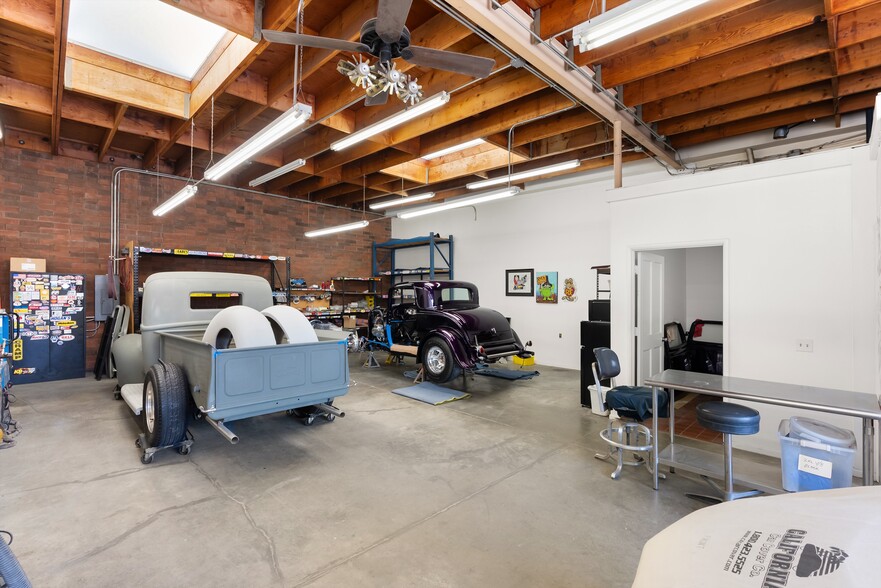 More Photos Of 17702-17722 Metzler Ln, Huntington Beach Service For Sale