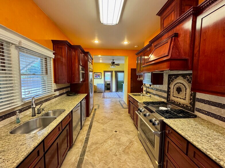 More Photos Of 807 N Van Ness Ave, Fresno Office Residential For Sale