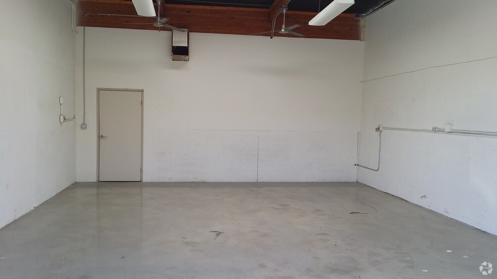 More Photos Of 41910 Boardwalk, Palm Desert Warehouse For Lease