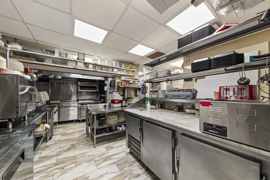 More Photos Of 320 W College St, Pulaski Fast Food For Sale