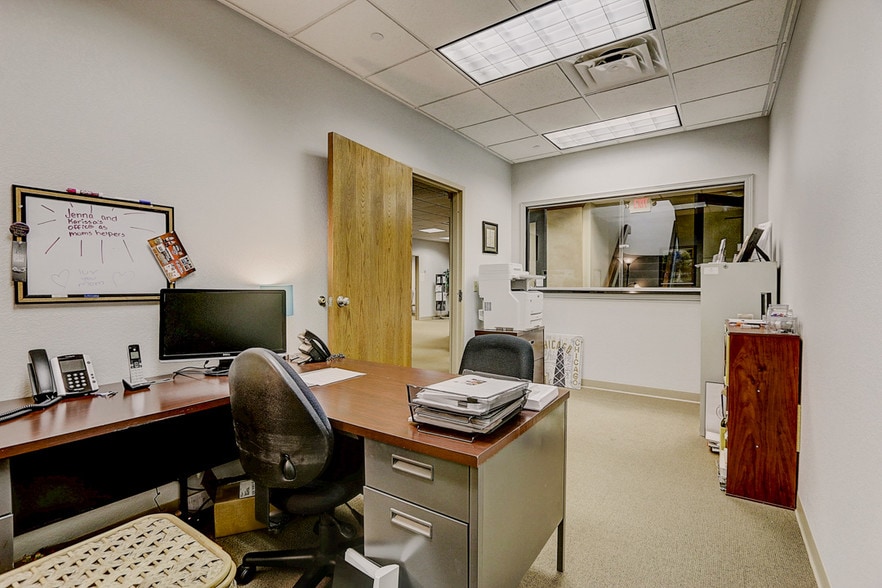More Photos Of N28W23000 Roundy Dr, Pewaukee Office For Sale