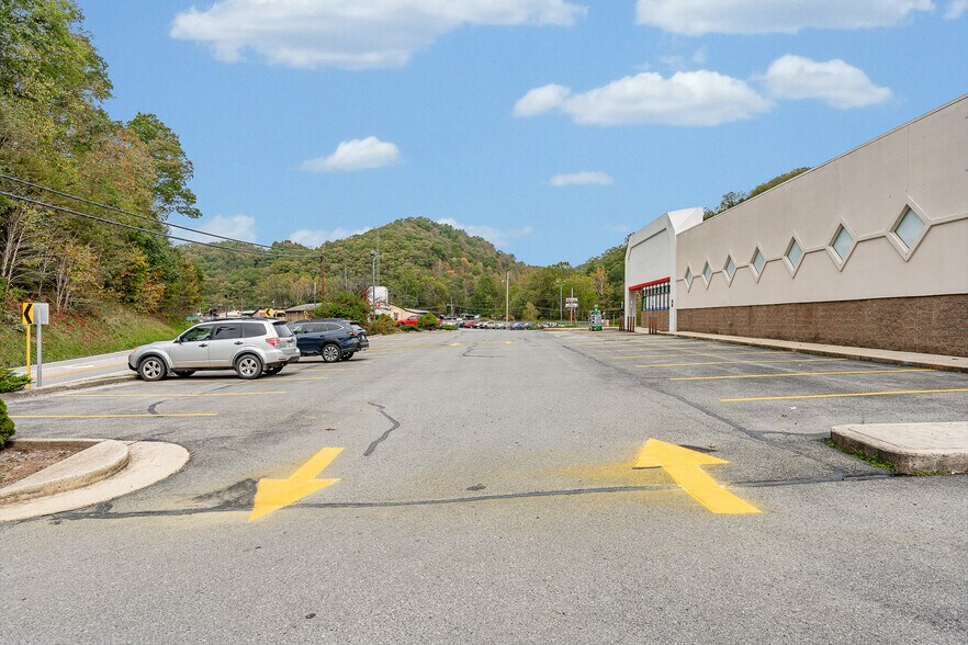 More Photos Of 19254 Seneca Trl, Marlinton Drugstore For Lease