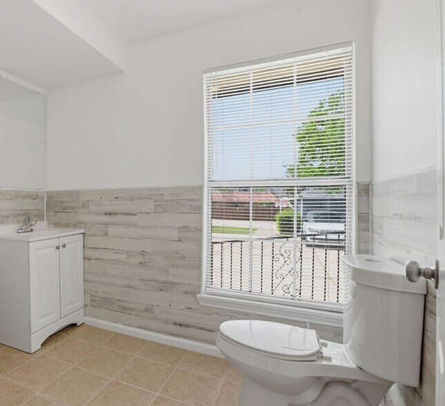 More Photos Of 1400 E Belt Line Rd, Carrollton Freestanding For Sale