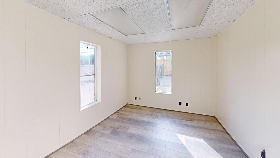 More Photos Of 1842 Bandera Rd, San Antonio Light Distribution For Sale
