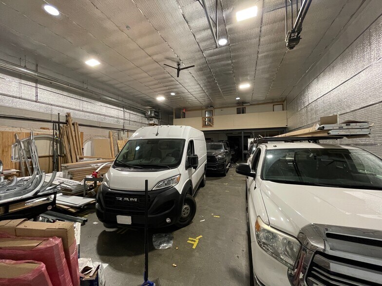 More Photos Of 2391 S Main St, Waterbury Showroom For Lease