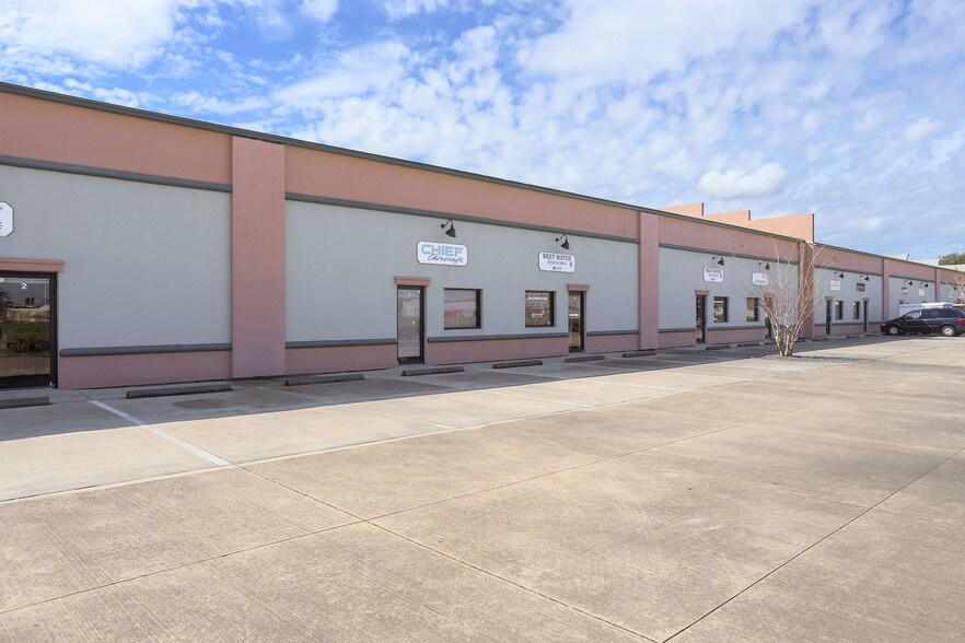 More Photos Of 813 Flightline Blvd, Deland Unknown For Lease