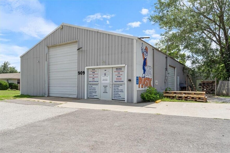 More Photos Of 909 McClure Ave, Lowell Service For Sale