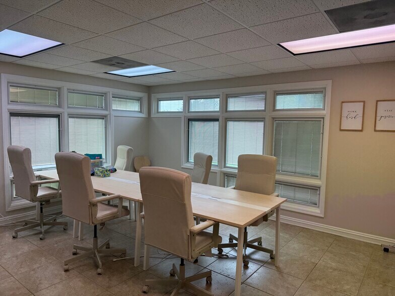 More Photos Of 400 N Main St, Centerville Office For Sale