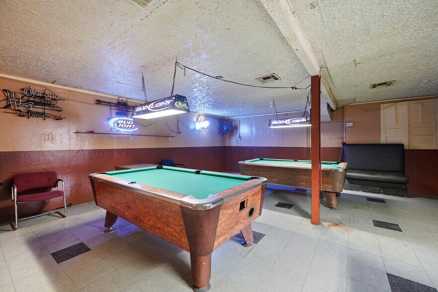 More Photos Of 200 S Frazier St, Conroe Bar For Sale