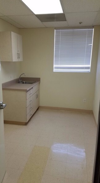 More Photos Of 2501 S Hill St, Los Angeles Office For Sale