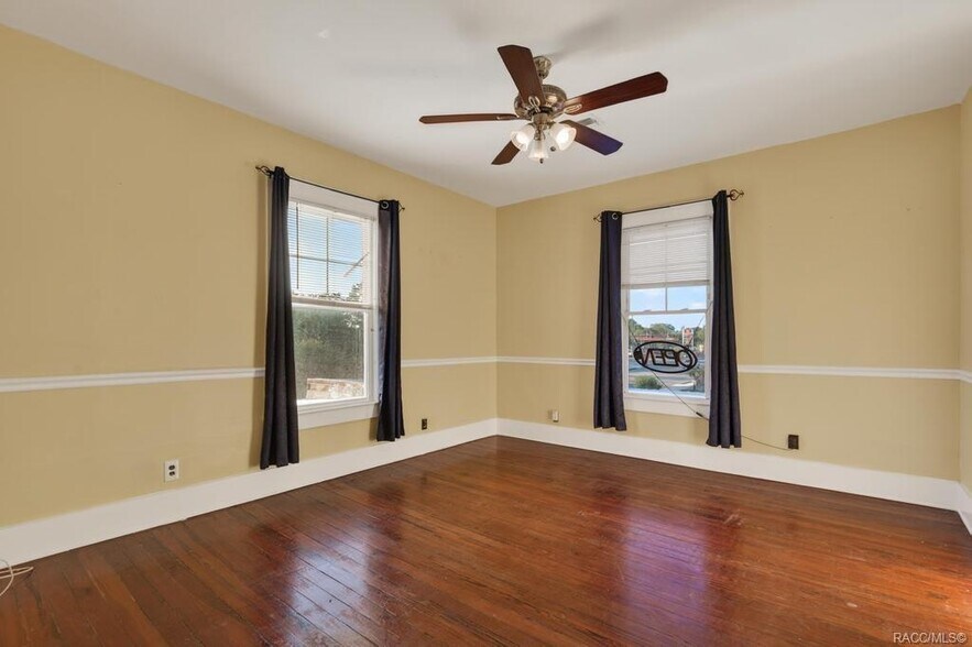More Photos Of 125 N Main St, Hastings Restaurant For Sale