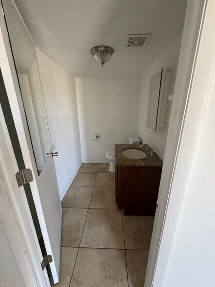 More Photos Of 1002 SE 9th St, Cape Coral Service For Lease